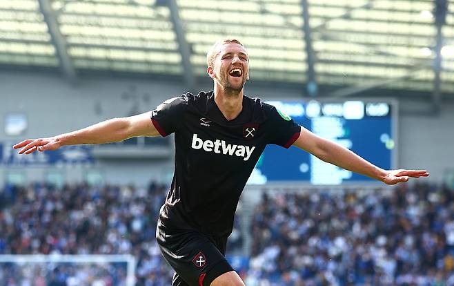 웨스트햄 토마스 수첵이 지난 4월 브라이턴전에서 득점 후 헬리콥터 세리머니를 하고 있다. Getty Images코리아