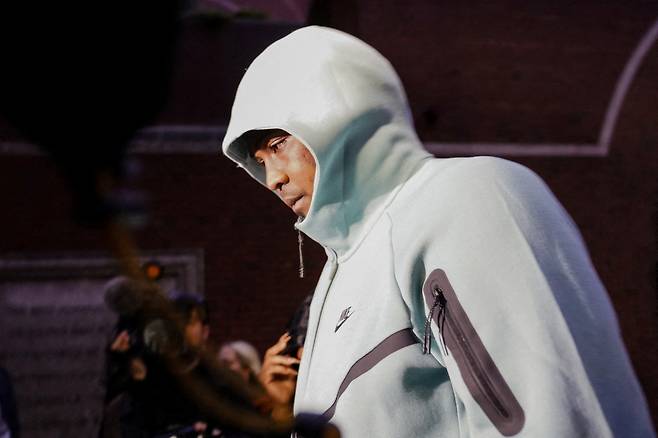 스포츠 도박에 가담해 불법으로 투구를 조작한 혐의로 기소된 미국프로야구 메이저리그(MLB) 클리블랜드 소속 루이스 오티스가 11일(한국시간) 미연방법원을 나서고 있다. 로이터연합뉴스