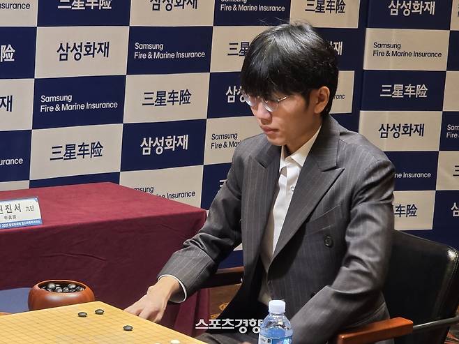 신진서 9단이 11일 제주 서귀포 휘닉스 아일랜드에서 열린 2025 삼성화재배 월드바둑마스터스 16강에서 랴오위안허 9단과 대국하고 있다.   서귀포 | 윤은용 기자