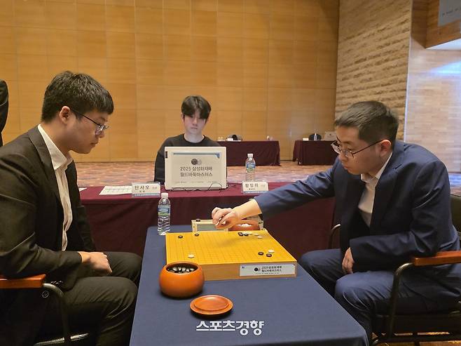 탄샤오 9단(왼쪽)이 11일 제주 서귀포 휘닉스 아일랜드에서 열린 2025 삼성화재배 월드바둑마스터스 16강에서 황밍위 8단과 대국하고 있다.  서귀포 | 윤은용 기자