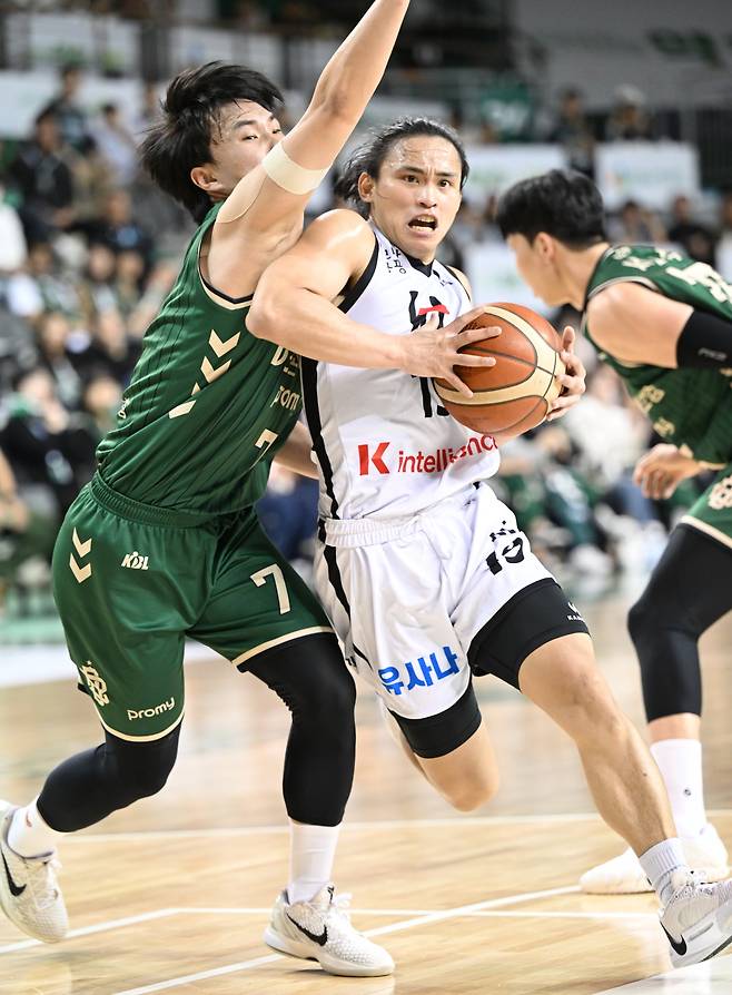 수원 KT 카굴랑안(오른쪽)이 11일 원주 DB와의 원정 경기에서 골 밑 돌파를 시도하고 있다. KBL 제공