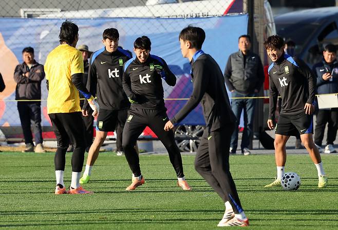 ▲ 10일 오후 충남&nbsp;천안&nbsp;면적 47만8천㎡에 그라운드 11면, 대표팀 숙소 82실, 8개 회의실과 최신식 피트니스 시설 등을 갖춘 대한민국축구종합센터에서 축구대표팀이 훈련하고 있다. ⓒ 연합뉴스