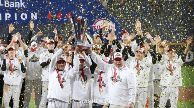 LG 선수단이 2025 한국시리즈 우승 후 트로피를 들어보이고 있다. /사진=스타뉴스