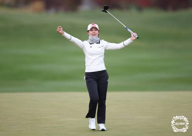 우승 퍼트를 성공시키고 기뻐하는 황유민. /사진=KLPGT 제공