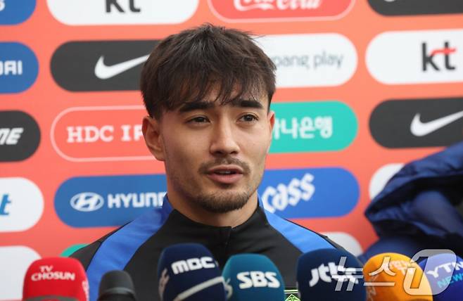옌스 카스트로프가 천안 대한민국축구종합센터에서 열린 대표팀 소집 훈련 2일 차에 앞서 취재진의 질문에 답하고 있다. /사진=뉴스1