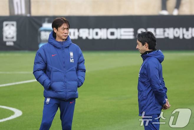 홍명보(왼쪽) 대한민국 축구국가대표팀 감독이 천안 대한민국축구종합센터에서 열린 대표팀 소집 훈련 2일 차에 선수들을 지켜보고 있다.  /사진=뉴스1