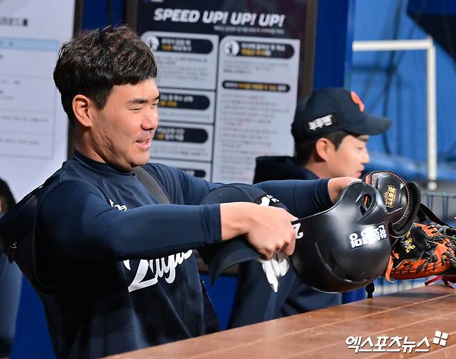 한화 이글스가 11일 포수 이재원을 플레잉코치로 이재원은 지난해와 올해 그라운드에서는 물론, 클럽하우스와 덕아웃 등 보이지 않는 곳에서도 모범적인 베테랑으로서 후배들에게 긍정적인 영향을 미쳤다는 평가를 받았다. 한화는 이재원의 지도자로서의 자질을 높이 평가했으며, 선수로서도 아직 팀에 기여할 여지가 남았다고 판단했다. 엑스포츠뉴스 DB