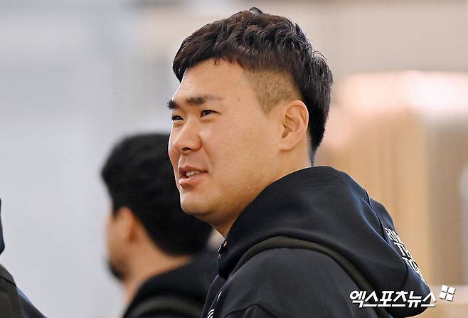 한화 이글스가 11일 포수 이재원을 플레잉코치로 이재원은 지난해와 올해 그라운드에서는 물론, 클럽하우스와 덕아웃 등 보이지 않는 곳에서도 모범적인 베테랑으로서 후배들에게 긍정적인 영향을 미쳤다는 평가를 받았다. 한화는 이재원의 지도자로서의 자질을 높이 평가했으며, 선수로서도 아직 팀에 기여할 여지가 남았다고 판단했다. 엑스포츠뉴스 DB