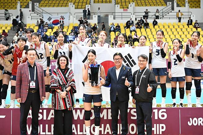 U-16 아시아선수권에서 우승한 U-16 여자배구 대표팀 [아시아배구연맹 페이스북 캡처. 재판매 및 DB 금지]