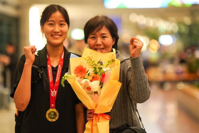 어머니 여승희씨와 포즈 취한 이서인(왼쪽) [촬영 이동칠]