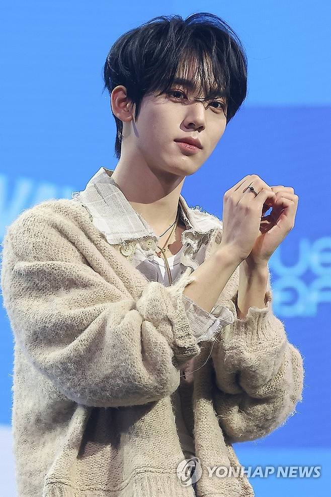 포즈 취하는 한유진 (서울=연합뉴스) 류효림 기자 = 그룹 제로베이스원의 한유진이 24일 서울 용산구 한남동 블루스퀘어에서 열린 미니앨범 '블루 파라다이스' 발매기념 쇼케이스에서 포즈를 취하고 있다. 2024.2.24 ryousanta@yna.co.kr