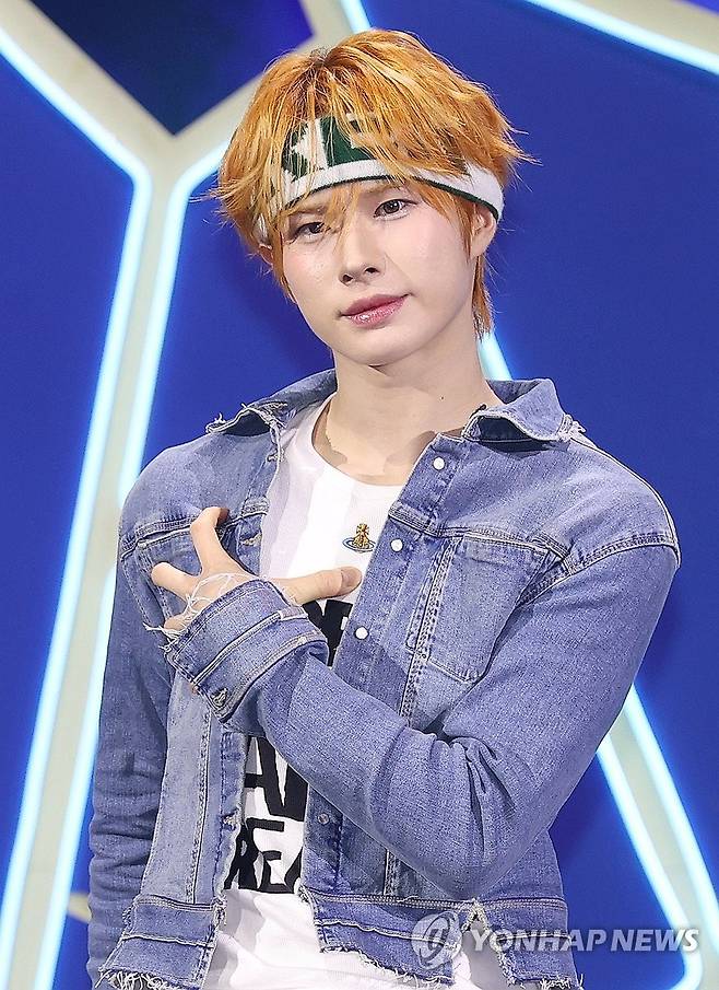 포즈 취하는 경민 (서울=연합뉴스) 이재희 기자 = 그룹 투어스(TWS)의 경민이 13일 서울 광진구 예스24라이브홀에서 열린 네 번째 미니앨범 '플레이 하드'(play hard) 언론 공개회에서 포즈를 취하고 있다. 2025.10.13 scape@yna.co.kr