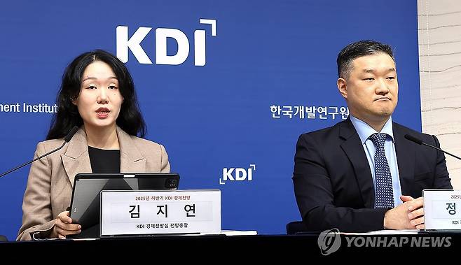 2025년 하반기 경제전망은 (세종=연합뉴스) 배재만 기자 =  김지연 한국개발연구원(KDI) 경제전망실 전망총괄(왼쪽)이 11일 정부세종청사 기재부 브리핑실에서 2025년 하반기 경제전망에 관해 설명하고 있다. 오른쪽은 정규철 거시금융정책연구부장. 2025.11.11 scoop@yna.co.kr