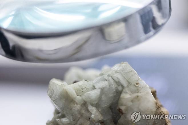 희토류 원소를 포함한 광물 모나즈석  [로이터=연합뉴스 자료사진. 재배포 및 DB 금지]