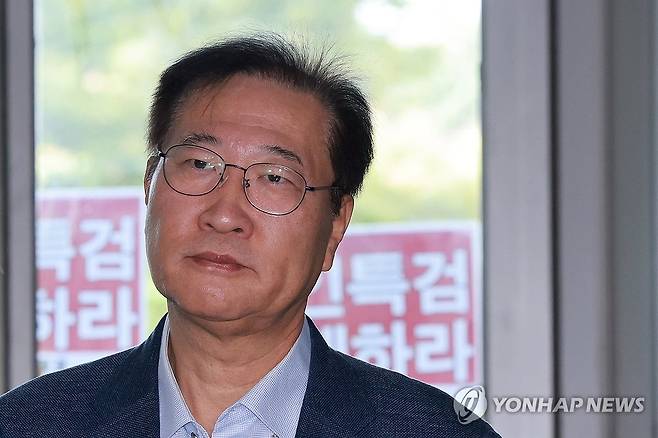 박성재 전 법무부 장관, 해병특검 출석 (서울=연합뉴스) 신현우 기자 = 박성재 전 법무부 장관이 24일 서울 서초구 이명현 순직해병 특별검사팀에 피의자 신분으로 출석하고 있다.
    박 전 장관은 채 상병 사망사건 수사 외압 의혹의 핵심 피의자인 이종섭 전 국방부 장관의 호주 도피를 도운 혐의를 받는다. 2025.10.24 nowwego@yna.co.kr