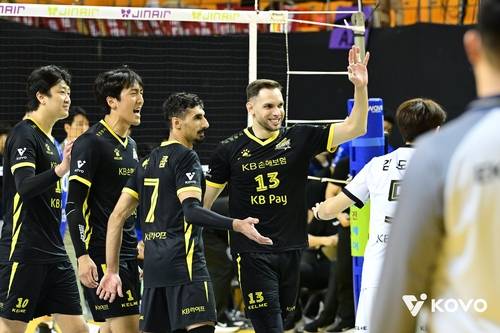 득점 후 기뻐하는 KB손해보험 선수들 (서울=연합뉴스) KB손해보험 선수들이 11일 경기도 의정부 경민대체육관에서 열린 프로배구 남자부 한국전력과의 홈 경기에서 득점한 뒤 기뻐하고 있다. [한국배구연맹 제공. 재판매 및 DB 금지]