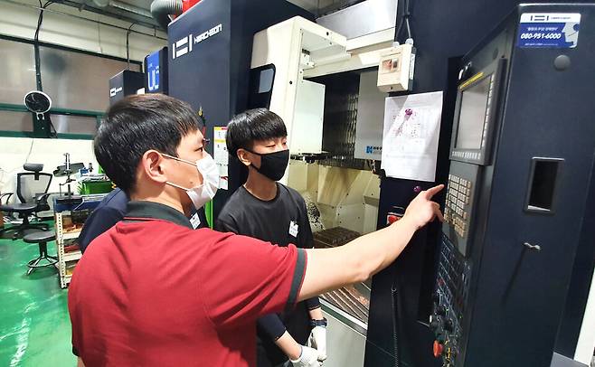 ▲ 학생들이 기업에서 실습을 하고 있다. /사진제공=부평공고 도제학교