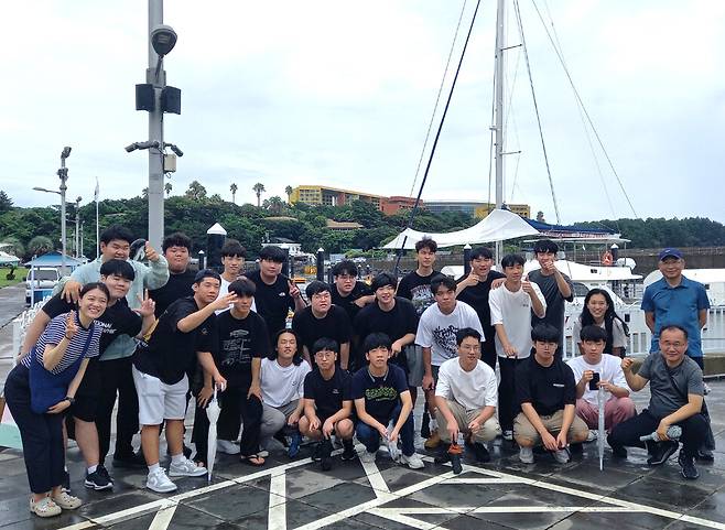 ▲ 제주도 역량 강화 연수에서 요트 체험 사진을 찍고 있다. /사진제공=부평공고 도제학교
