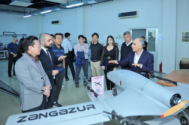 ▲ 지난 10월 아제르바이잔 바쿠공과대학(BEU)을 찾은 인하대 출장단이 캠퍼스 투어를 진행하고 있다. /사진제공=인하대학교