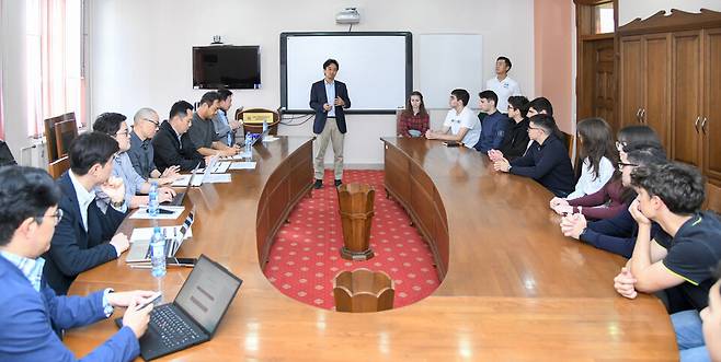 ▲&nbsp;지난 10월 아제르바이잔 바쿠공과대학(BEU)을 찾은 인하대 출장단이 학생들과 인터뷰하고 있다.&nbsp;/사진제공=인하대학교