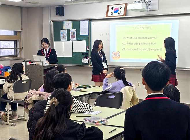 ▲&nbsp;동탄국제고등학교 학생들이 영어회화 중급반 프로그램을 진행하고 있다./사진제공=동탄국제고등학교