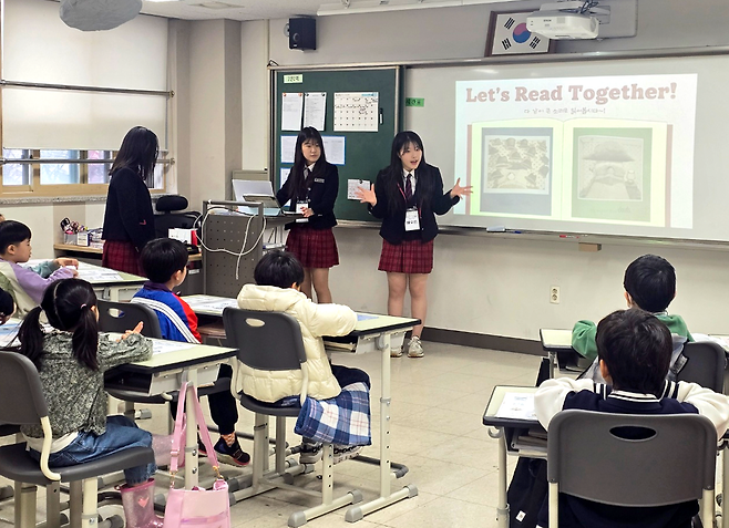 ▲ 동탄국제고등학교 학생들이 영어 동화 스토리텔링반 프로그램을 운영하고 있다./사진제공=동탄국제고등학교