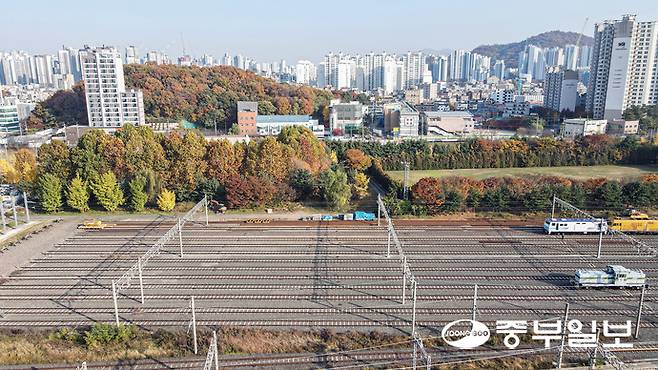 광명시와 서울시 구로구 천왕동 경계인 목감천에 천왕수소발전소 건설이 허가됐지만 건설 부지가 범람위험 지역에 위치했다는 이유로 인근 주민들이 불안감을 호소하는 가운데 12일 오후 천왕수소발전소 예정 부지의 모습. 임채운기자