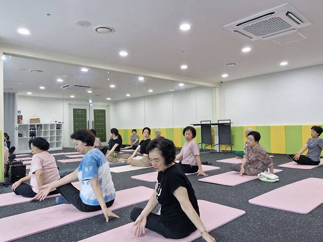 동구가족센터 실버 힐링 요가교실 운영 모습.