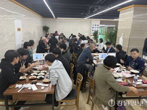 ◇태백에서 열리고 있는 제20회 국무총리배 세계바둑선수권대회에 참여한 선수들이 지역 식당 등을 이용하며 스포츠 비수기인 11월 지역 경기 활성화에 보탬이 되고 있다.