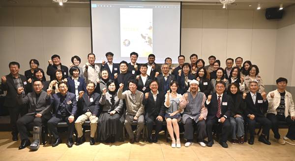 지난 11일 김해아이스퀘어호텔에서 열린 제8기 경남매일 CEO아카데미 열세 번째 강의에서 참석자들이 기념촬영을 하고 있다.