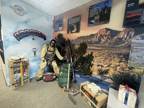 미국 NIFC 스모크 점퍼 대원들 장비. /공동취재단