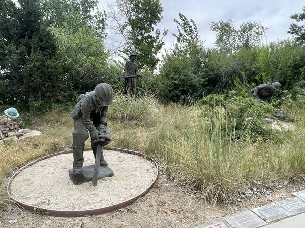 미국 NIFC 내 산불 진화 순직자 추모공원 내 산불 진화자들의 활동상을 형상화한 동상. /공동취재단