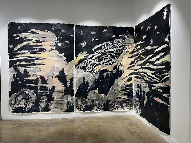 ▲ 박진영 작가가 11일 경북 의성군 안계미술관에서 열린 '빈집 일기' 전시에 선보인 대형 드로잉 설치작. 안계미술관