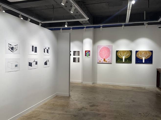 ▲ 경북 의성군 안계미술관에서 개막한 '빈집 일기' 전시 전경으로, 참여 작가들의 드로잉·회화·설치작품이 전시장을 채우며 사라진 공간의 기억과 예술적 재해석이 어우러진 모습을 보여준다. 안계미술관