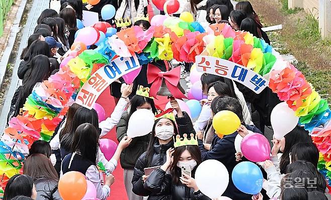 2026학년도 대학수학능력시험을 하루 앞둔 12일 광주 남구 방림동 설월여고에서 수험표를 받은 고3 수험생들이 재학생과 선생님의 수능응원 속 레드 카펫을 밟으며 학교를 벗어 나고 있다 양광삼기자 ygs02@mdilbo.com