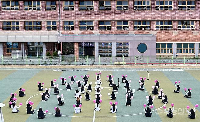 2026학년도 대학수학능력시험을 하루 앞둔 12일 광주 남구 방림동 설월여고에서 재학생들이 수험표를 받은 고3 수험생에게 하트모양을 만들며 힘내라는 응원가를 부르고 있다. 양광삼기자 ygs02@mdilbo.com