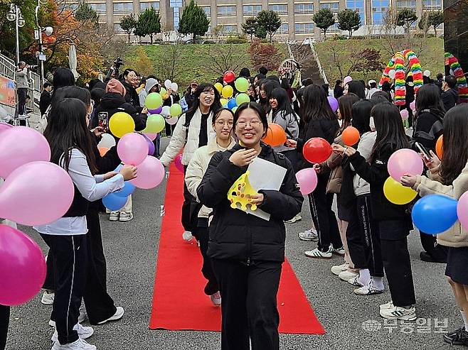 2026학년도 대학수학능력시험을 하루 앞둔 12일 오전 광주 남구 설월여자고등학교에서 후배들이 고3 수험생들을 위한 응원 행사를 펼쳤다. 강주비 기자