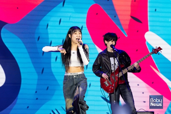 2025년 롯데월드 캐스트 축제 'LOTTEWORLD's STAR' 성료_공연중인 캐스트들. ⓒ롯데월드