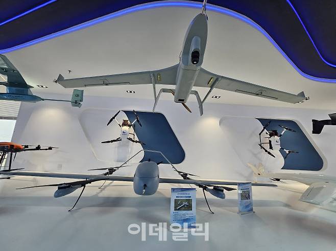 중국 동부 산둥성 빈저우의 저고도 비행 서비스 센터 내 드론과 항공기들이 전시돼있다. (사진=이데일리 이명철 특파원)