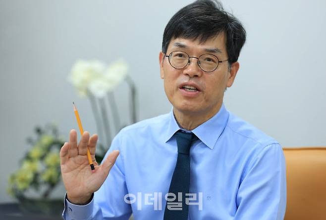 [이데일리 노진환 기자]안철경 보험연구원장이 12일 서울 영등포구 여의도동 보험연구원 집무실에서 이데일리와 인터뷰를 하고 있다.