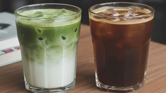 L-테아닌·EGCG의 말차 vs 클로로겐산의 커피… 주요 효능과 섭취 시 유의점은 |출처: Gemini