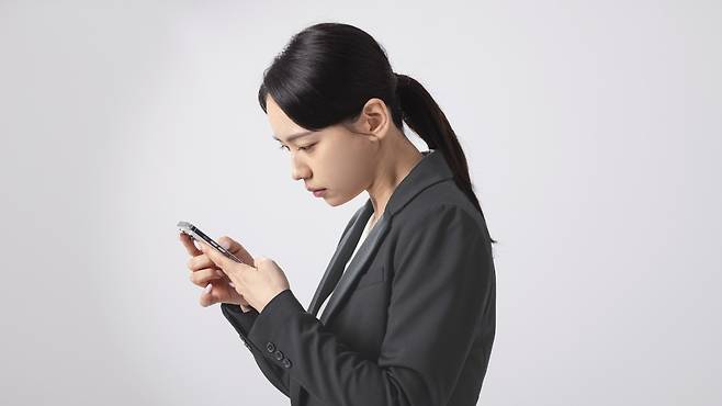 장시간 스마트폰을 사용하면 목과 허리에 많은 부담을 준다|출처: 클립아트코리아