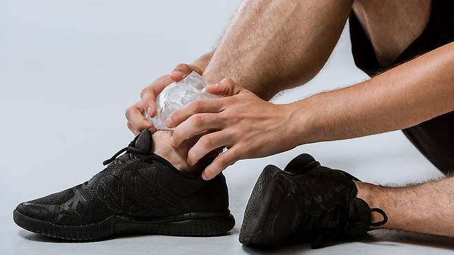 운동 중 다쳤을 경우 냉찜질이 부기 완화와 염증 반응 억제에 도움이 된다｜출처: 게티이미지뱅크