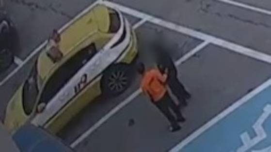 지난 3월 강원지역 한 소방서에서 소방서장이 여성 소방대원 팔 붙잡고 이야기하는 모습