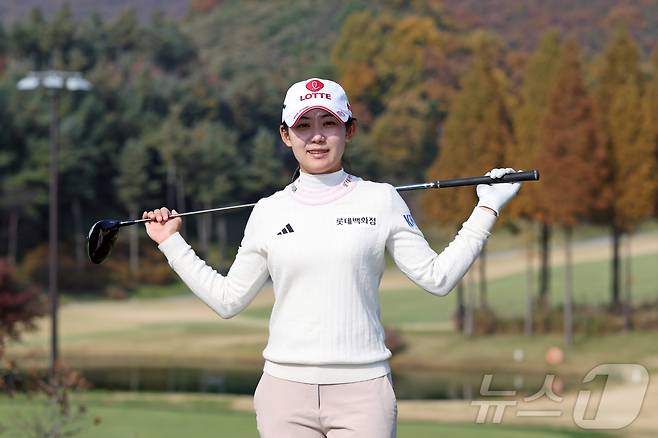 2026년부터 미국여자프로골프(LPGA)투어에 진출하는 황유민이 6일 오후 경기 파주시 서원힐스 컨트리클럽에서 뉴스1과 인터뷰 전 포즈를 취하고 있다. ⓒ News1 황기선 기자