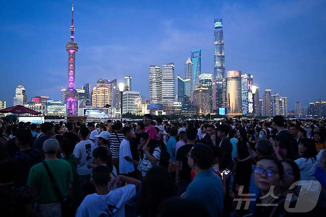 상하이 와이탄 야경을 즐기기 위해 몰린 관광객들ⓒ AFP=뉴스1