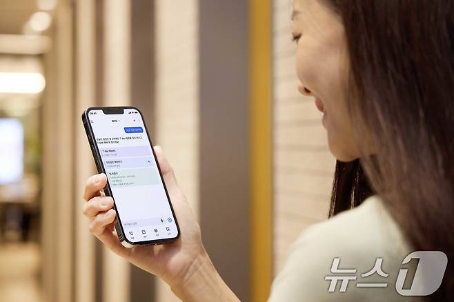 SK텔레콤은 인공지능(AI) 서비스 '에이닷'의 월간 활성이용자수가 1,000만명을 돌파했다고 21일 밝혔다. 사진은 SKT 모델이 에이닷 앱을 사용하는 모습. (SK텔레콤 제공. 재판매 및 DB 금지) 2025.10.21/뉴스1