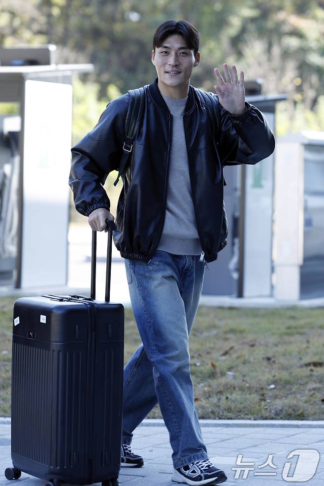 축구대표팀 박진섭이 소집 훈련을 위해 충남 천안시 서북구 대한민국축구종합센터로 들어오고 있다.  무명이었던 선수가 이제 월드컵 출전이라는 꿈을 꾸고 있다. ⓒ News1 박정호 기자