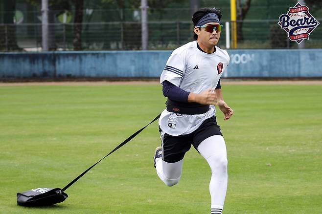 마무리 캠프 중인 두산 베어스 선수단이 15kg의 흙주머니를 차고 러닝 훈련을 하고 있다.(두산 베어스 제공)