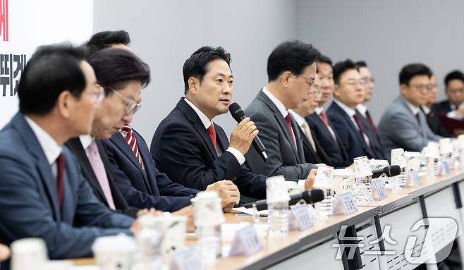장동혁 국민의힘 대표가 12일 서울 여의도 국민의힘 중앙당사에서 열린 지방선거총괄기획단 및 시·도 광역단체장 연석회의에 참석해 모두발언하고 있다. 2025.11.12/뉴스1 ⓒ News1 이승배 기자